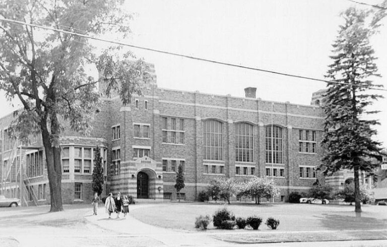 Fairport High School on West Avenue